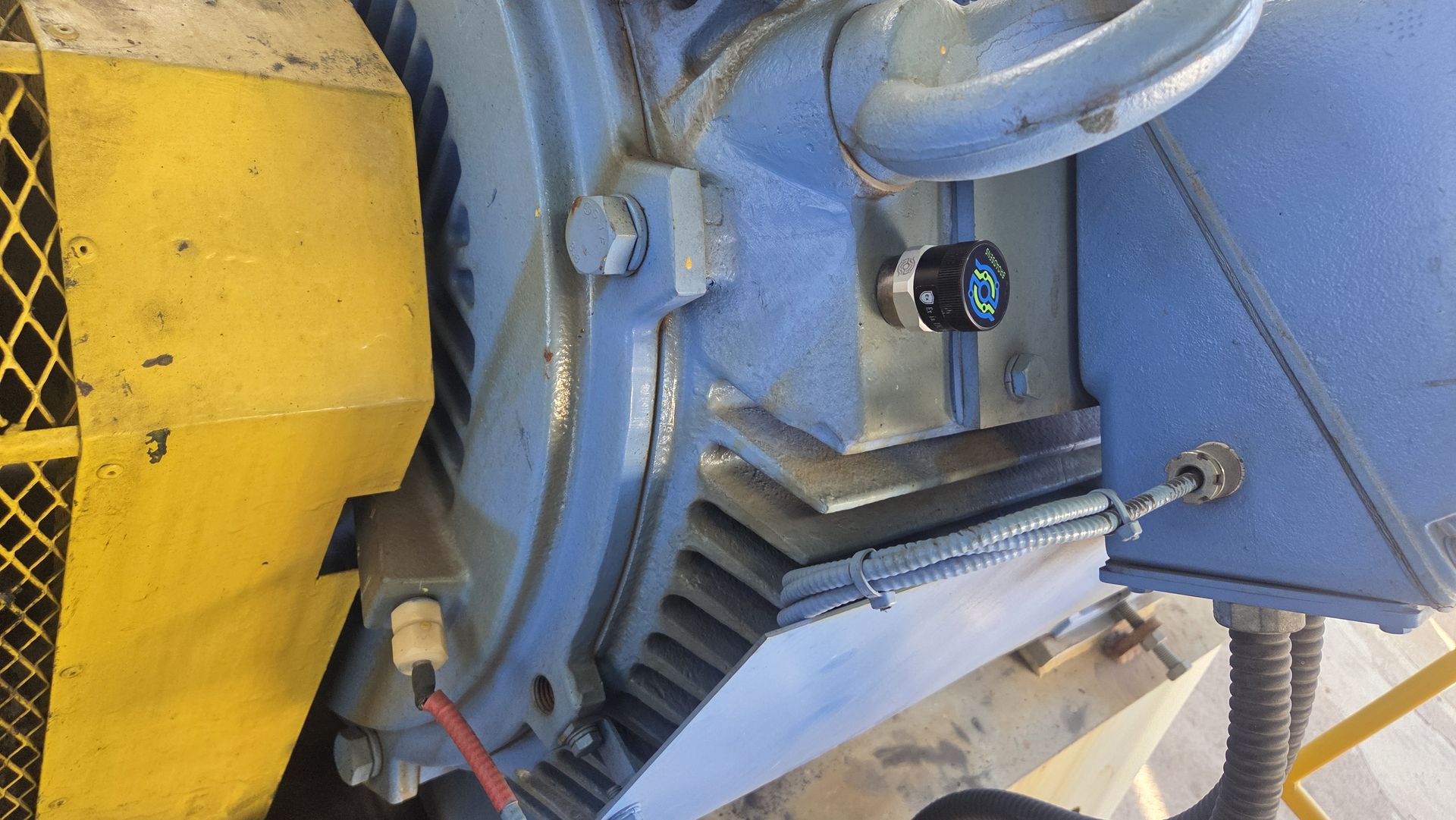 BROADSENS wireless sensor mounted on a motor