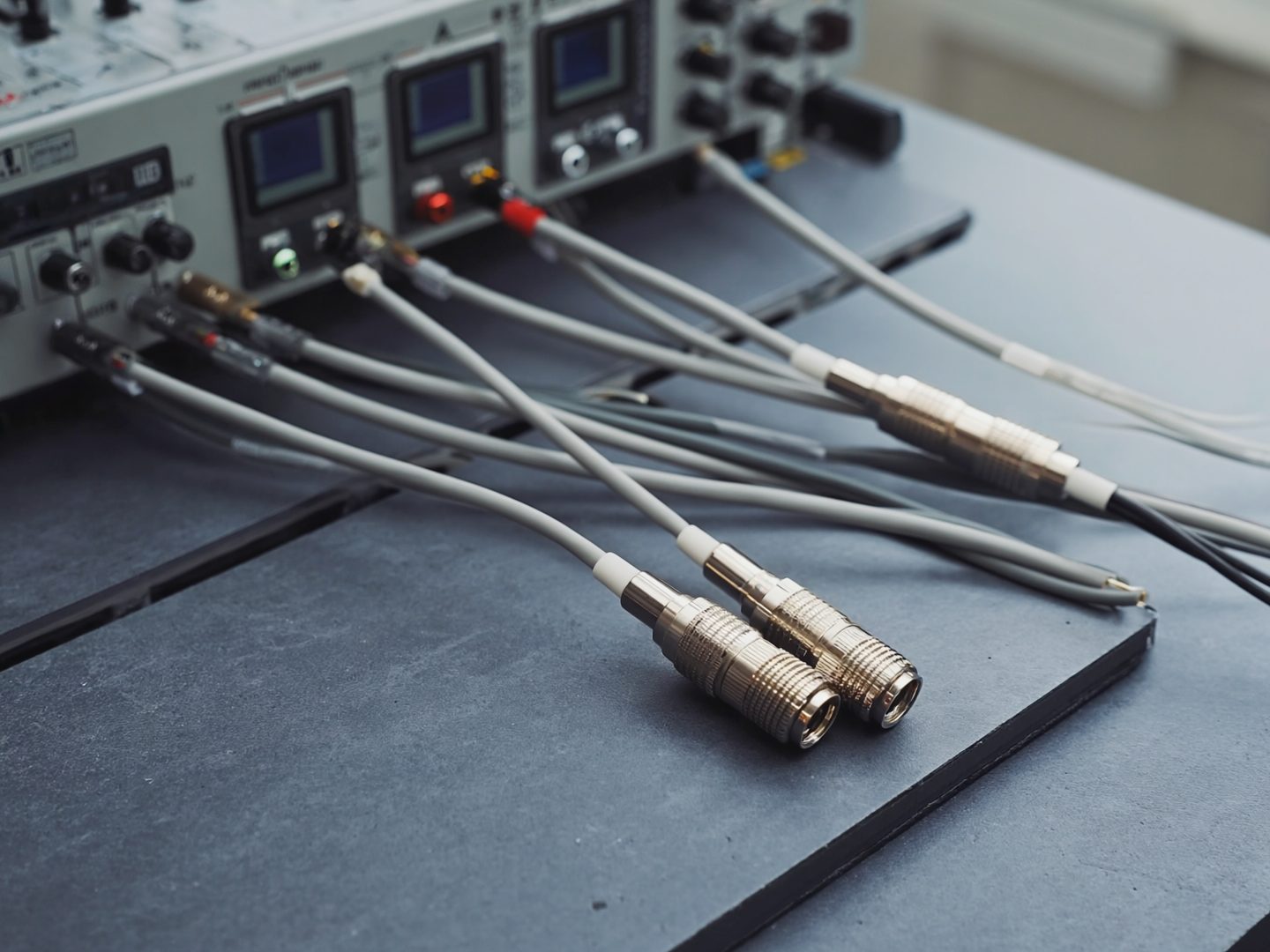 Accelerometers with signal cables on a test bench